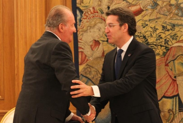 Don Juan Carlos recibe el saludo del presidente de la Xunta de Galicia, Alberto Núñez Feijóo